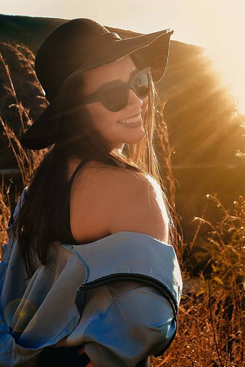 Foto tirada ao por do sol com a modelo de costas'