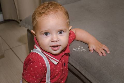 Criança em pé, olhando para câmera e rindo '