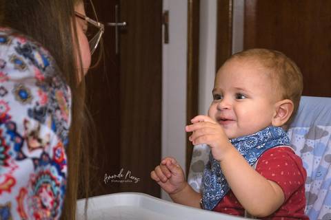 mãe alimenta do filho, os dois se olham '