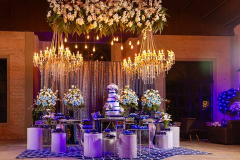 mesa do bolo em tons azuis da festa de debutante no cafezal em flor alfenas mg'