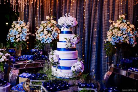 detalhe do bolo em tons azuis da festa de debutante no cafezal em flor alfenas mg'