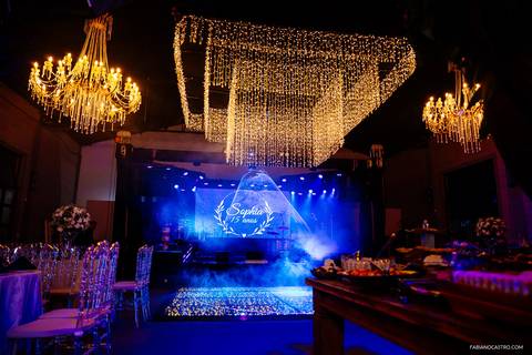 decoração em azul da festa de debutante no salão de festas cafezal em flor'