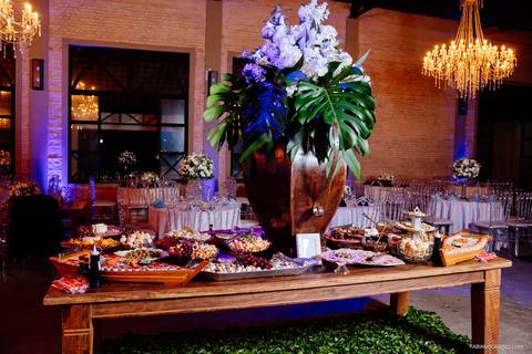 mesa de frios da festa de debutante no salão de festas cafezal em flor'