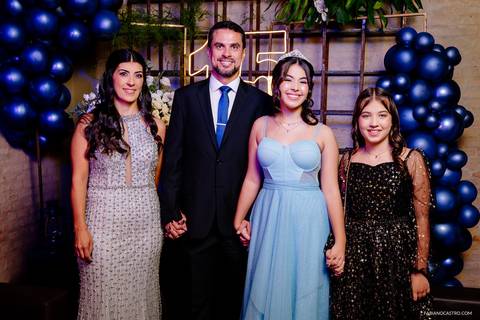 família da debutante sophia posando para o retrato oficial'