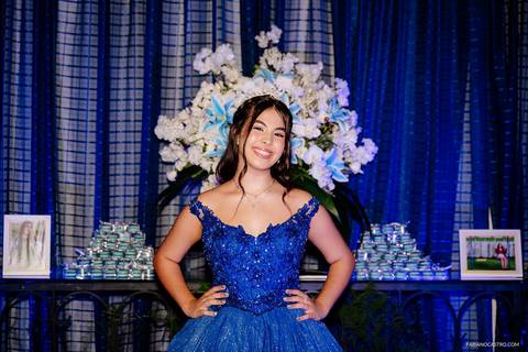 debutante sophia posa para foto em sua festa de 15 anos'