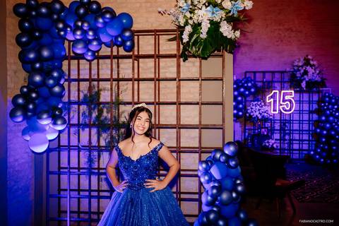 debutante sophia posa para foto em sua festa de 15 anos'