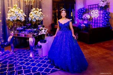 debutante sophia entrando no salão em sua festa de 15 anos'