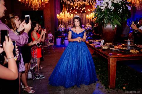 debutante sophia entrando no salão em sua festa de 15 anos'
