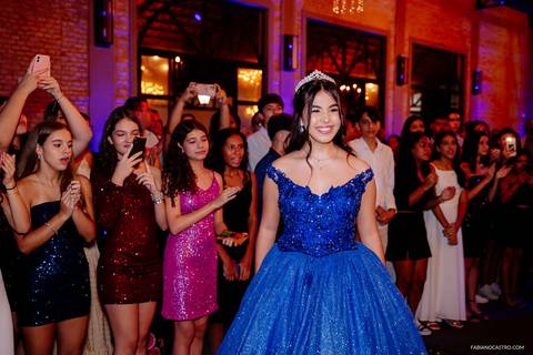 debutante sophia entrando no salão em sua festa de 15 anos'
