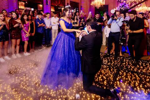 pai colocando o anel de 15 anos na debutante sophia durante sua festa de 15 anos'