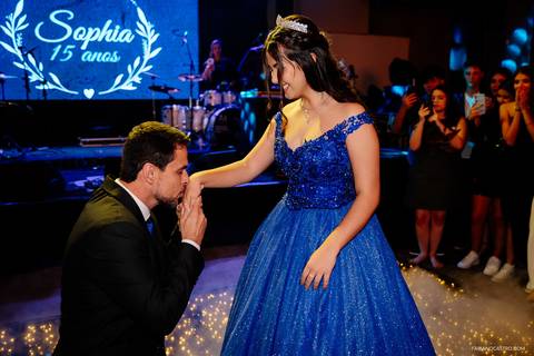 pai beijando a mão e o anel de 15 anos na debutante sophia durante sua festa de 15 anos'