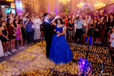 pai dançando falsa com sua filha debutante durante a festa de 15 anos'