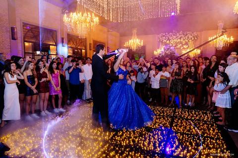 pai dançando falsa com sua filha debutante durante a festa de 15 anos'