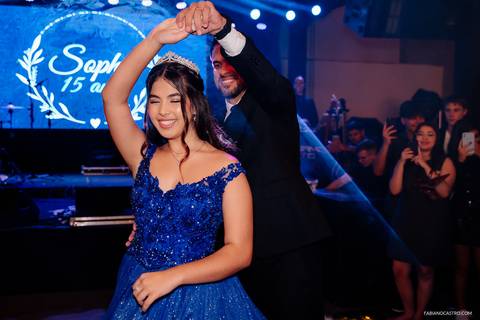 pai dançando falsa com sua filha debutante durante a festa de 15 anos'