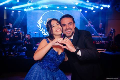 pai dançando valsa com sua filha debutante durante a festa de 15 anos'