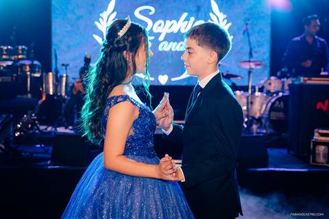 príncipe dançando valsa com debutante durante a festa de 15 anos'