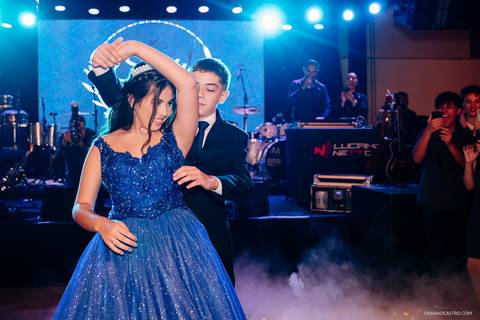 príncipe dançando valsa com debutante durante a festa de 15 anos'