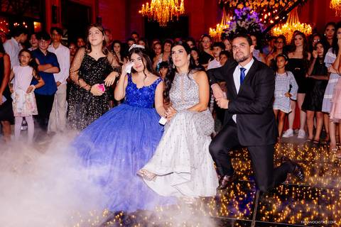 família da debutante emocionada assistindo no telão as fotos e vídeos da vida da sophia'