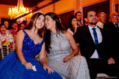 mãe da debutante faz carinho feliz ao assistir no telão as fotos e vídeos da vida da sophia'