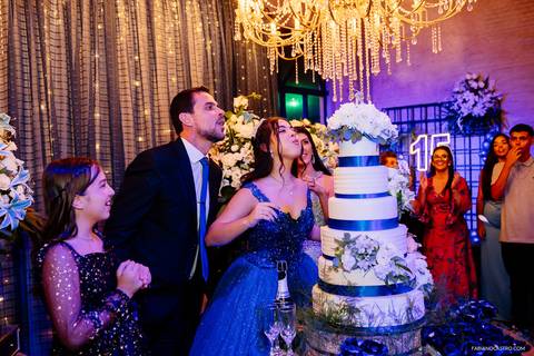 hora de cantar o parabéns pelos 15 anos da debutante sophia'