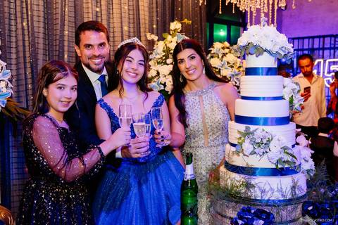 um brinde pelos 15 anos da debutante sophia'