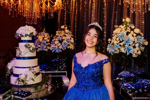 debutante sophia posando para fotos após os parabéns'