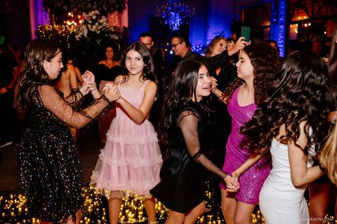 amigas se divertindo durante festa de debutante em alfenas'