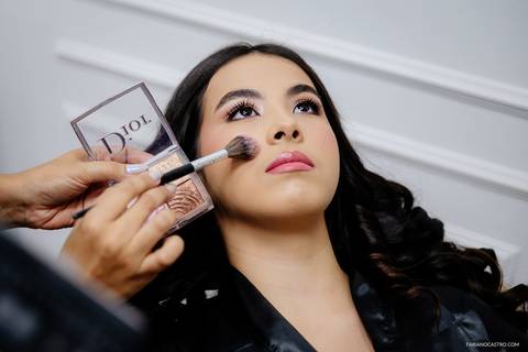 Debutante fazendo make-up durante seu making-of'
