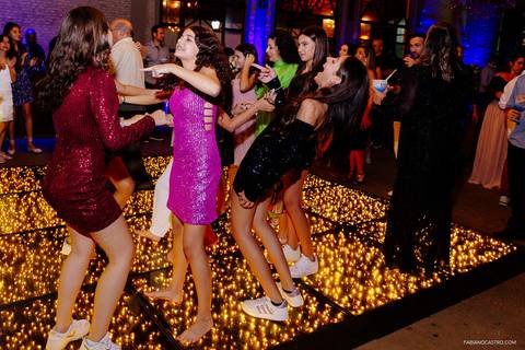 meninas se divertindo durante festa de debutante em alfenas'