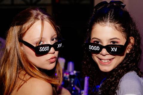 amigas posando para foto durante festa de 15 anos da debutante sophia em alfenas'