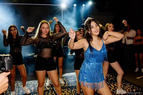 a dança da sophia com as amigas durante festa de 15 anos em alfenas'