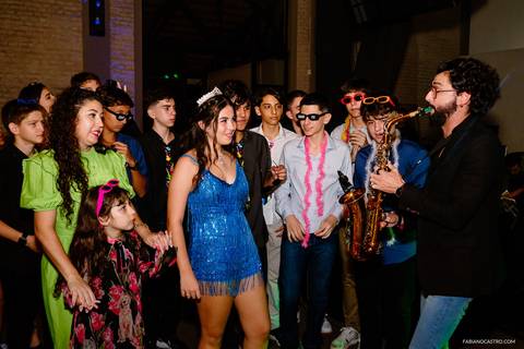 saxofonista tocando para a sophia e seus convidados durante festa de 15 anos em alfenas'