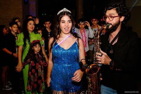 saxofonista tocando para a sophia e seus convidados durante festa de 15 anos em alfenas'