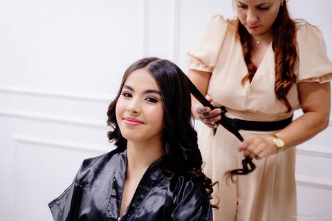 Debutante fazendo o cabelo durante seu making-of'