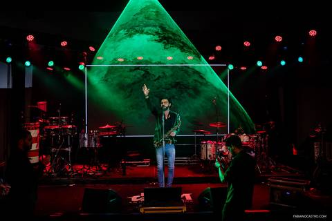 saxofonista tocando para a sophia e seus convidados durante festa de 15 anos em alfenas'