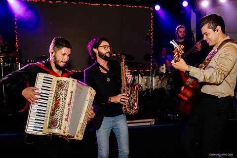 saxofonista tocando para a sophia e seus convidados durante festa de 15 anos em alfenas'