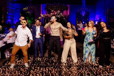 cantor na pista de dança com convidados durante festa de 15 anos em alfenas'