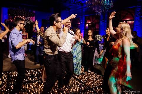 cantor na pista de dança com convidados durante festa de 15 anos em alfenas'