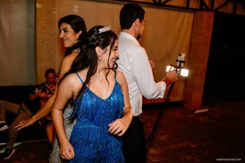 a debutante sophia curtindo sua festa com seus pais'