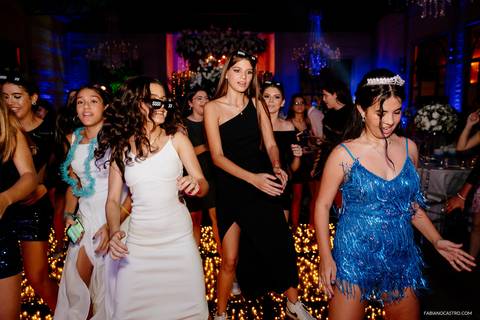a debutante sophia curtindo sua festa com as amigas'
