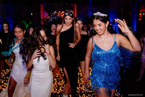 a debutante sophia curtindo sua festa com as amigas em alfenas'