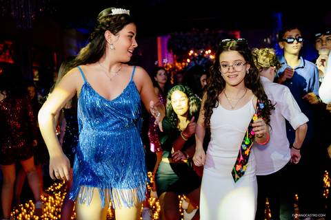 a debutante sophia curtindo sua festa com as amigas em alfenas'