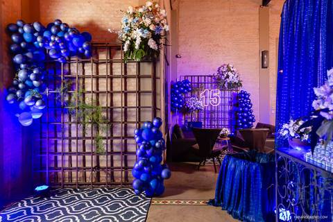 decoração em azul da festa de 15 anos'