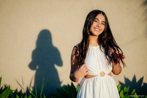 Sophia posando para foto durante seu ensaio de debutante'