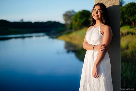 Sophia posando para foto durante seu ensaio de 15 anos, ao lado do lago de furnas'