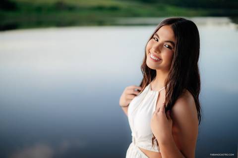 Sophia posando para foto durante seu ensaio de 15 anos, ao lado do lago de furnas'