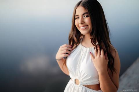 Sophia posando para foto durante seu ensaio de debutante, ao lado do lago de furnas'