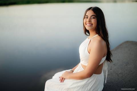 Sophia posando para foto durante seu ensaio de 15 anos, ao lado do lago de furnas'