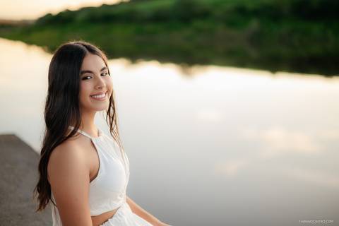 Sophia posando para foto durante seu ensaio de debutante, ao lado do lago de furnas'