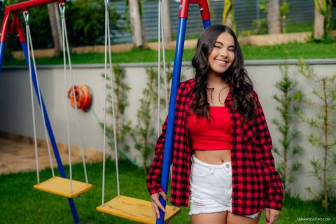 Sophia posando para foto durante seu ensaio de 15 anos'